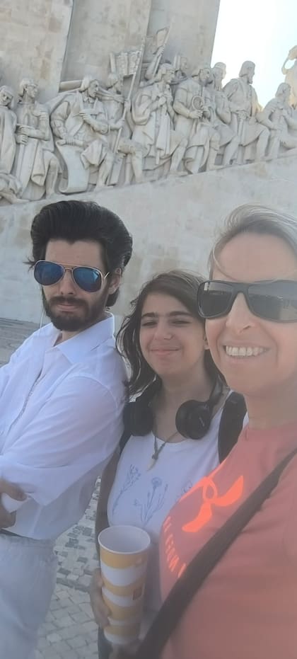 Verônica Ayala con sus dos hijos mayores