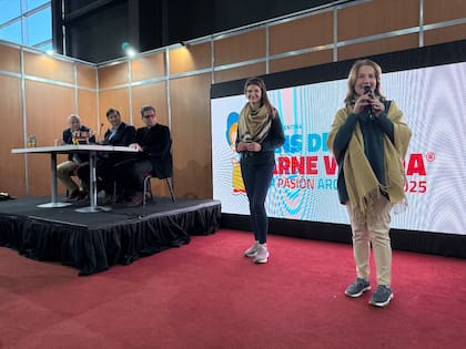 Veronica Ayut, la docente de Geografía que estuvo a cargo del trabajo, y María Carolina Venta, rectora del María Auxiliadora