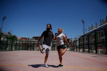 Verónica Bargas y Sebastián Medina antes de iniciar uno de los entrenamientos en la villa 31