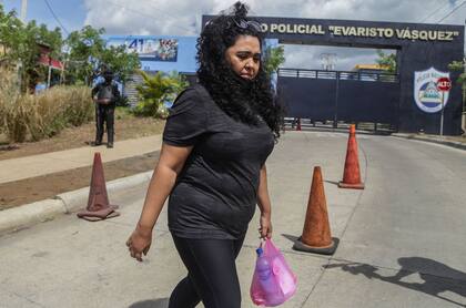 Veronica Chávez, esposa del periodista Miguel Mora, detenido en El Chipote, en uno de sus intentos para llevar agua y comida a su marido a la cárcel.
INTI OCON (AFP)