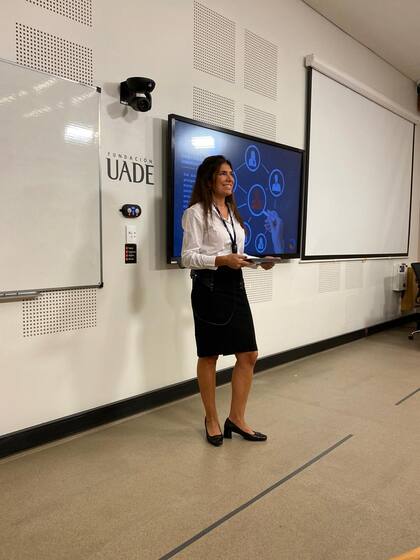 Verónica complementa su trabajo como profesora de Administración en UADE.