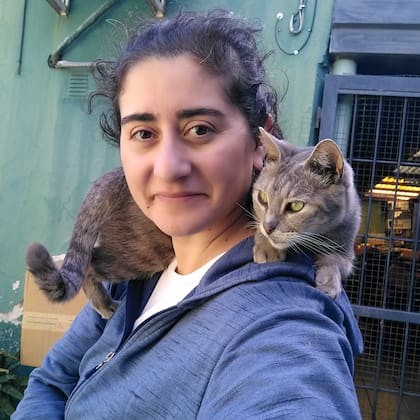 Verónica con Chino, uno de los tantos gatos que rescató de ese patio oscuro y húmedo.