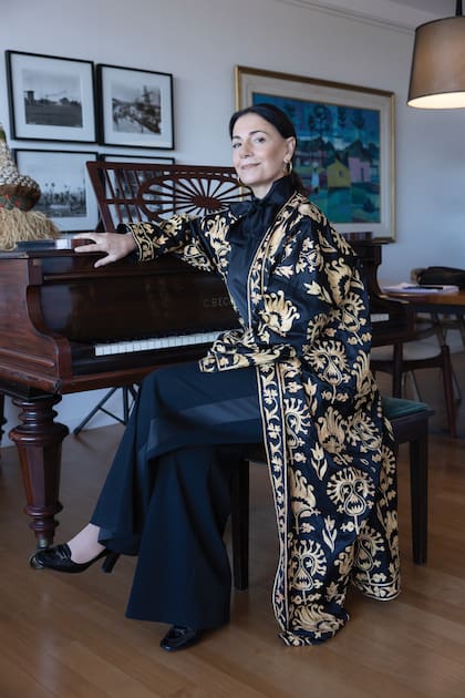 Verónica, con una túnica tradicional de Suzani by Kasimbaeva, que trajo de Uzbekistán