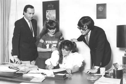 Verónica Castro, su hermana Beatriz, Hugo López y el productor Eduardo Rozas en México, durante la firma del contrato que trajo a la actriz a grabar a la Argentina, en 1982