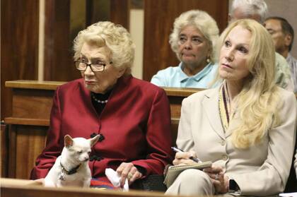 Verónica Gail Worth (derecha) está sospechada de abusar físicamente de la anciana princesa