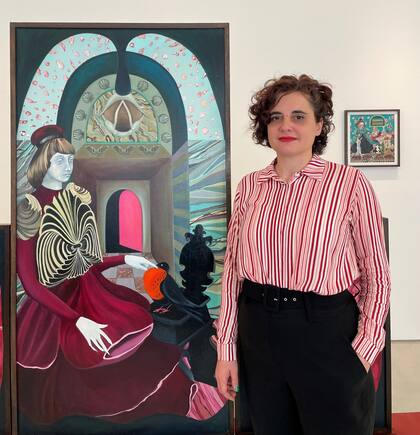 Verónica Gómez con su obra en la muestra actual en Cott