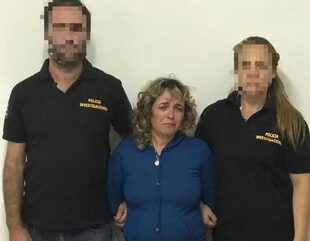 Verónica González, al ser detenida por el homicidio de su esposo, Carlos Bustamante