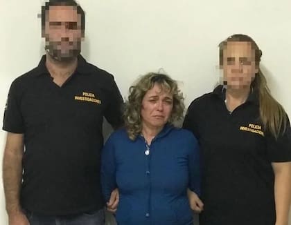 Verónica González, al ser detenida por el homicidio de su esposo, Carlos Bustamante