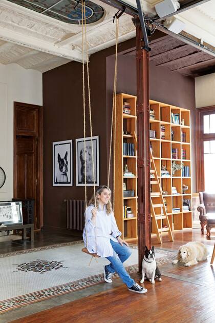 Verónica junto a Rope y Lucho en una hamaca como las que usaba para sus producciones.