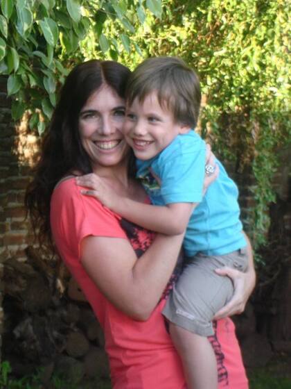 Verónica junto a su hijo.