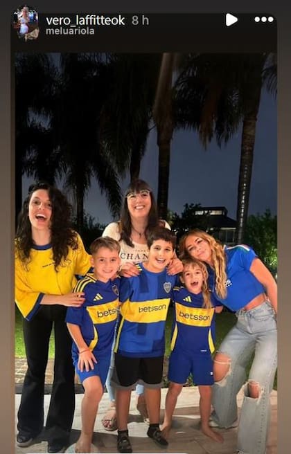 Verónica Laffitte, pareja de Gago, junto a sus hijos y amigas