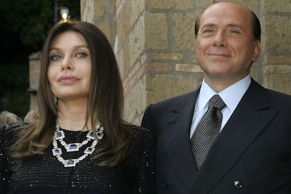 VEronica Lario y Silvio Berlusconi, en una imagen de 2004, cinco años antes de un complejo divorcio