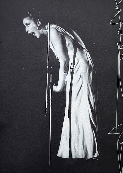 Vernica Llins en una de las tantas fotos que aparecen en el libro "Las indepilables del Para", que escribi Mara Jos Gabin