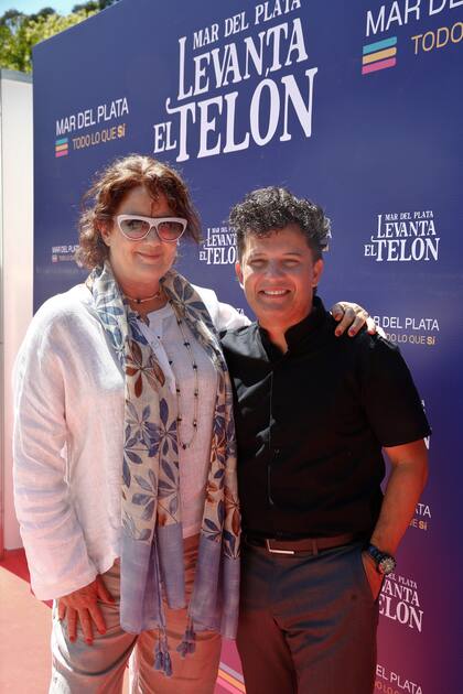 Verónica Llinás escribió un texto desbordado, que recuerda su paso por Las Gambas al ajillo. En Antígona en el baño, Darío Lopilato se desnuda, aunque de manera más recatada a como lo hacía Esteban Lamothe, exintegrante de la pieza