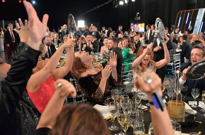 Verónica Lozano y su mesa festeja el Martín Fierro a Cortá por Lozano