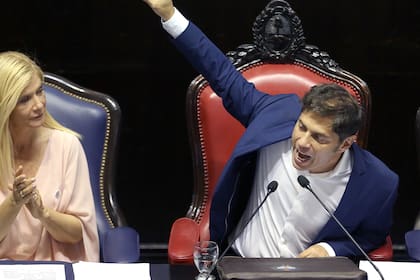 La vicegobernadora Verónica Magario y Axel Kicillof en la Legislatura