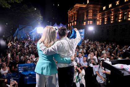 Verónica Magario y Kicillof, en el acto del miércoles luego de la apertura de sesiones