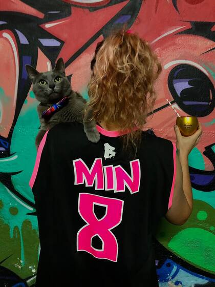 Verónica (Min8) es una reconocida artista de murales en Uruguay.