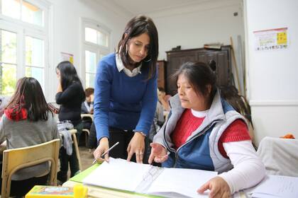 Verónica Montalvo estudia para salir adelante