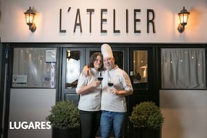 Son pareja y hace veinte años ofrecen los platos típicos de la cocina francesa en un bistró íntimo