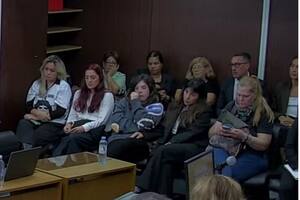 Verónica Ojeda, Jana, Dalma y Gianinna Maradona, en la primera fila de familiares y allegados más cercanos a Diego Maradona