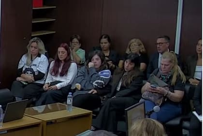 Verónica Ojeda, Jana, Dalma y Gianinna Maradona, en la primera fila de familiares y allegados más cercanos a Diego Maradona