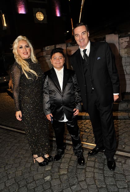 Verónica Ojeda junto a su pareja, el abogado Mauro Baudry, y su hijo, Diego Fernando Maradona