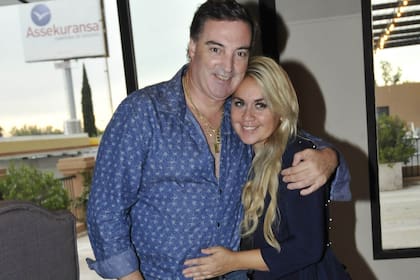 Verónica Ojeda y su pareja, Mario Baudry, en el cumpleaños de Dieguito Fernando