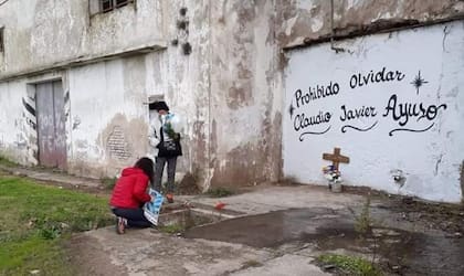 Verónica Orlandelli frente a la fosa donde fue hallado el cuerpo de su hijo, Claudio Javier Ayuso