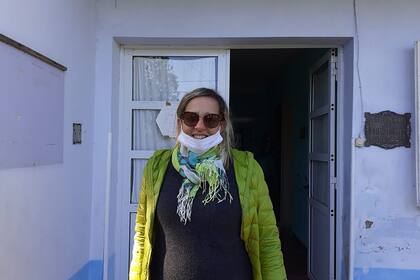 Verónica Palaoro, en la puerta de la escuela N° 8 Ricardo Gutiérrez ubicada en Zapiola, provincia de Buenos Aires.