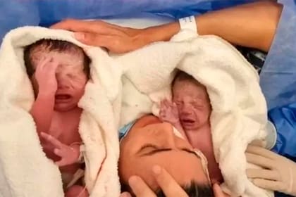 Verónica Perdomo, a minutos de dar a luz, junto a sus gemelos Iñaki y Felipe