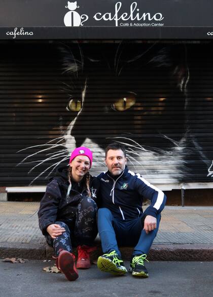 Verónica pintó la persiana de Cafelino, un café y centro de adopciones de gatos de Montevideo.