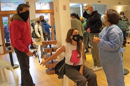 Verónica recibió la primera dosis de la vacuna contra el coronavirus durante la jornada de vacunación “a demanda”, organizada el viernes 4 en el salón El Pórtico de San Martín de los Andes