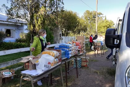 Verónica se prepara para repartir los bolsones con alimentos y las semillas para la huerta a las familias de la escuela.
