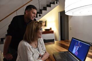 Besos por celular: los abuelos conocen a sus nietos por videollamadas