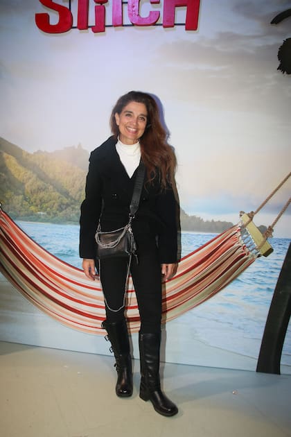 Verónica Varano lució bien invernal: sobre una polera blanca llevó un blazer en negro que combinó con pantalones y botas de caña alta