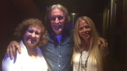 Verónica Vieyra fue al teatro a ver a Martín Bossi y se sacó una foto con el director musical del show, Nito mestre, y con la periodista Catalina Dlugi