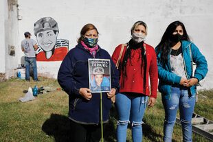 Veronica y Norma, hermana y mama de Tehuel de la Torre, en una de las actividades conmemorativas por su desaparición