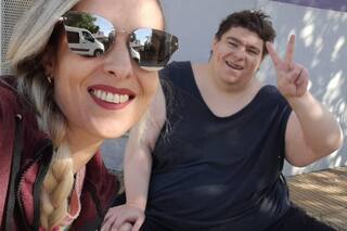 Sus padres lo aislaron por 30 años y ahora, junto a su prima, cuenta su historia para concientizar