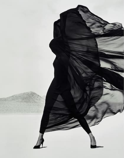 Versace, Vestido velado, El Mirage, 1990, Herb Ritts