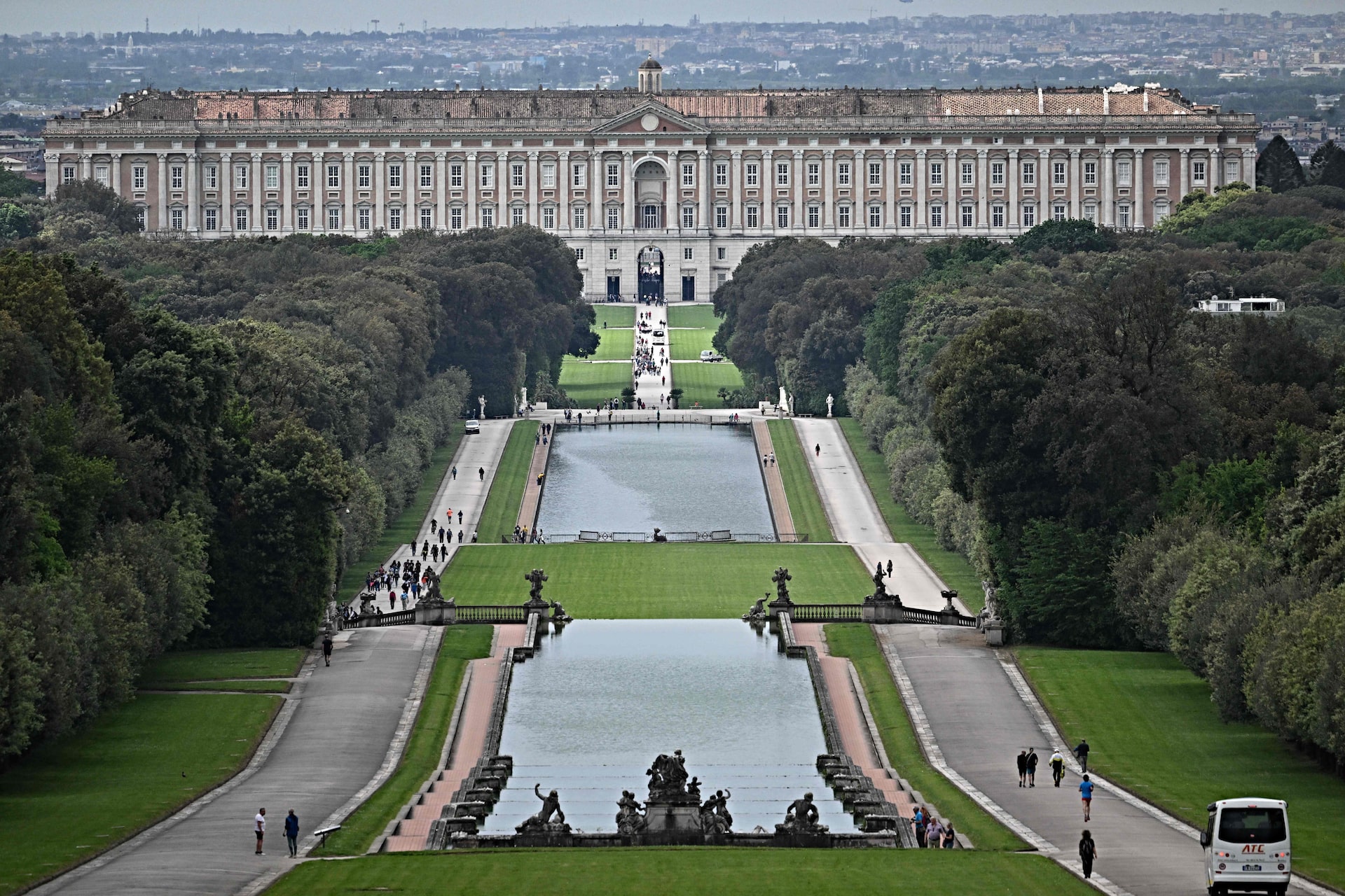 In foto: il magnifico restauro della Reggia di Caserta, conosciuta come la “Versailles italiana”