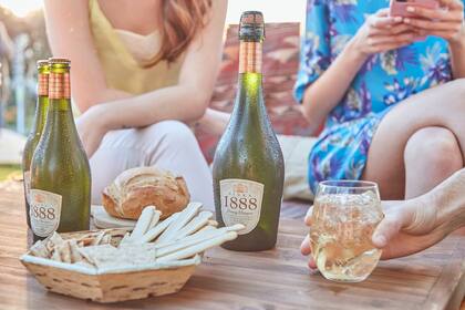 Versátil, fresca y perfecta para diferentes momentos de disfrute, las versiones premium y de alta gama como Sidra 1888 ganan terreno