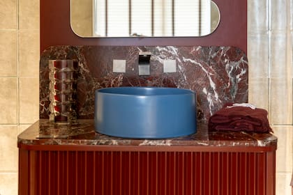 Versión de la clásica bacha Tori redonda en una prueba conceptual en azul realizada en exclusiva para Experiencia Living. Se puede ver en el departamento 201 de Leti Rocco.