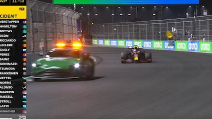 Verstappen aprvechó el pit stop de Hamilton para tomar el primer lugar