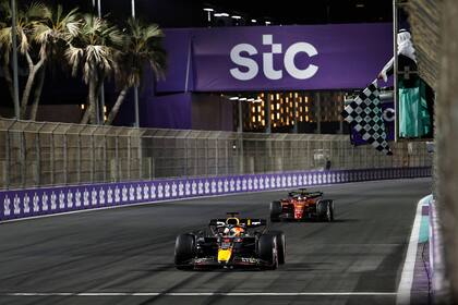 Verstappen consigue en el Gran Premio de Arabia Saudita su 21er triunfo en la Fórmula 1 y el primero como campeón; su rivalidad con Leclerc cumple una década.