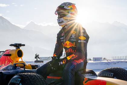 Verstappen deslumbra a los fanáticos de la Fórmula 1 con su Red Bull en la nieve.