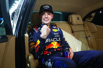 Verstappen dio una suerte de vuelta de honor en un Roll Royce en el circuito urbano de Las Vegas; se coronó por cuarto año consecutivo y con Red Bull, al igual que Sebastian Vettel en 2013.