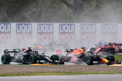 Verstappen largó tercero y emparejó a Hamilton, que partió delante; en Tamburello el neerlandés encerró al inglés, los comisarios no lo sancionaron y se hizo inalcanzable para el campeón.
