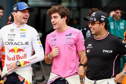 Verstappen ríe junto a Colapinto y Sergio Checo Pérez
