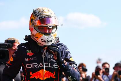 Verstappen se dirige a celebrar junto con su equipo